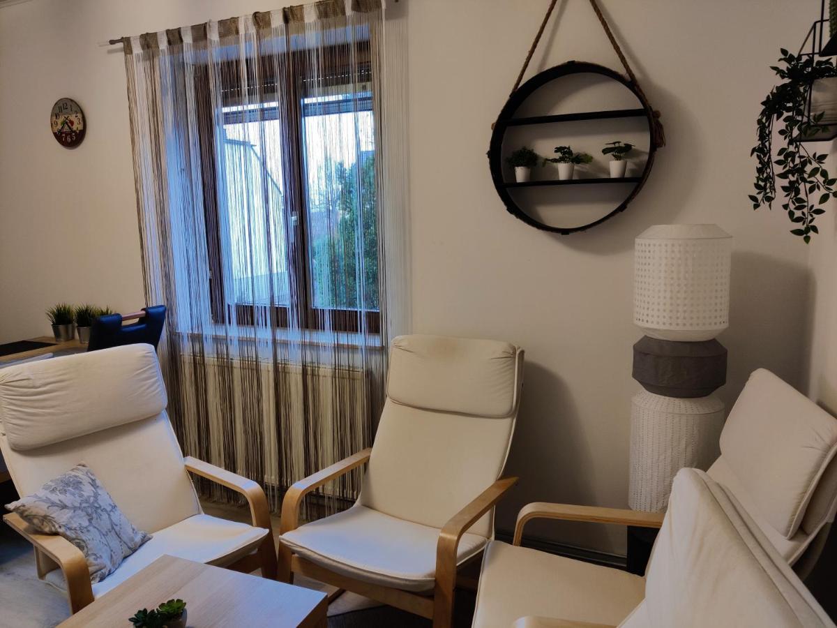 Holiday Home In Quiet Beautiful Area With Two Separate, Modern, Furnished Apartments Deutsch-Wagram Exterior photo